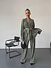Оливковий вишуканий брючний костюм-двійка тканина пліссе: широкі штани та подовжена кофта кімоно з поясом, фото 7