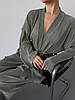 Оливковий вишуканий брючний костюм-двійка тканина пліссе: широкі штани та подовжена кофта кімоно з поясом, фото 6