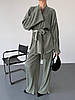 Оливковий вишуканий брючний костюм-двійка тканина пліссе: широкі штани та подовжена кофта кімоно з поясом, фото 9