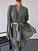 Оливковий вишуканий брючний костюм-двійка тканина пліссе: широкі штани та подовжена кофта кімоно з поясом, фото 8