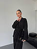 Чорний вишуканий брючний костюм-двійка тканина пліссе: широкі штани та подовжена кофта кімоно з поясом, фото 4