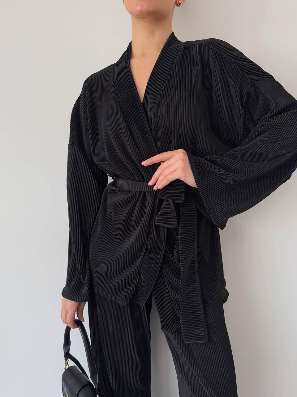 Чорний вишуканий брючний костюм-двійка тканина пліссе: широкі штани та подовжена кофта кімоно з поясом, фото 1