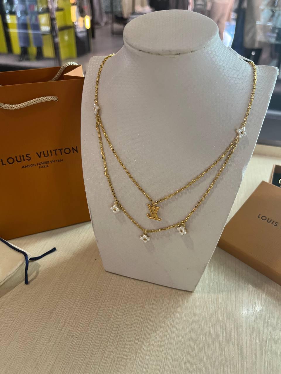 Двійне кольє Louis Vuitton з кулонами – вишуканість і стиль для справжніх поціновувачів моди