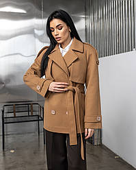 Жіноче стильне коротке пальто з патами та поясом у карамельному кольорі