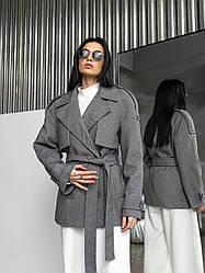 Жіноче сіре актуальне коротке пальто піджак на ґудзиках з поясом і патами