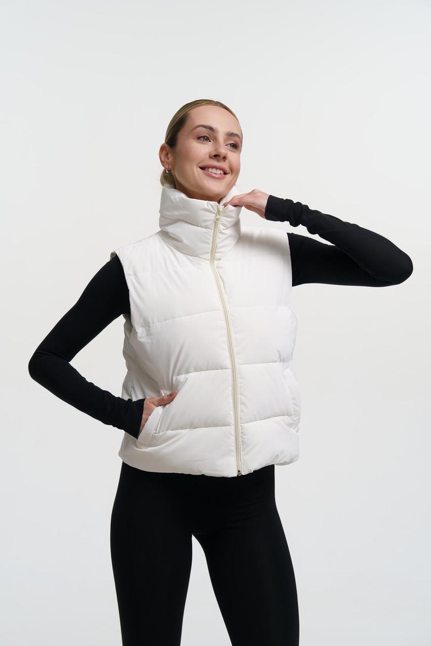 Жіноча жилетка молочна коротка весняна осіння Безрукавка без капюшона демісезонна, фото 1