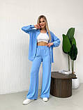 Блакитний жіночий вільний прогулянковий костюм з американського крепу: сорочка та штани, фото 3