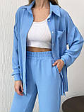 Блакитний жіночий вільний прогулянковий костюм з американського крепу: сорочка та штани, фото 5
