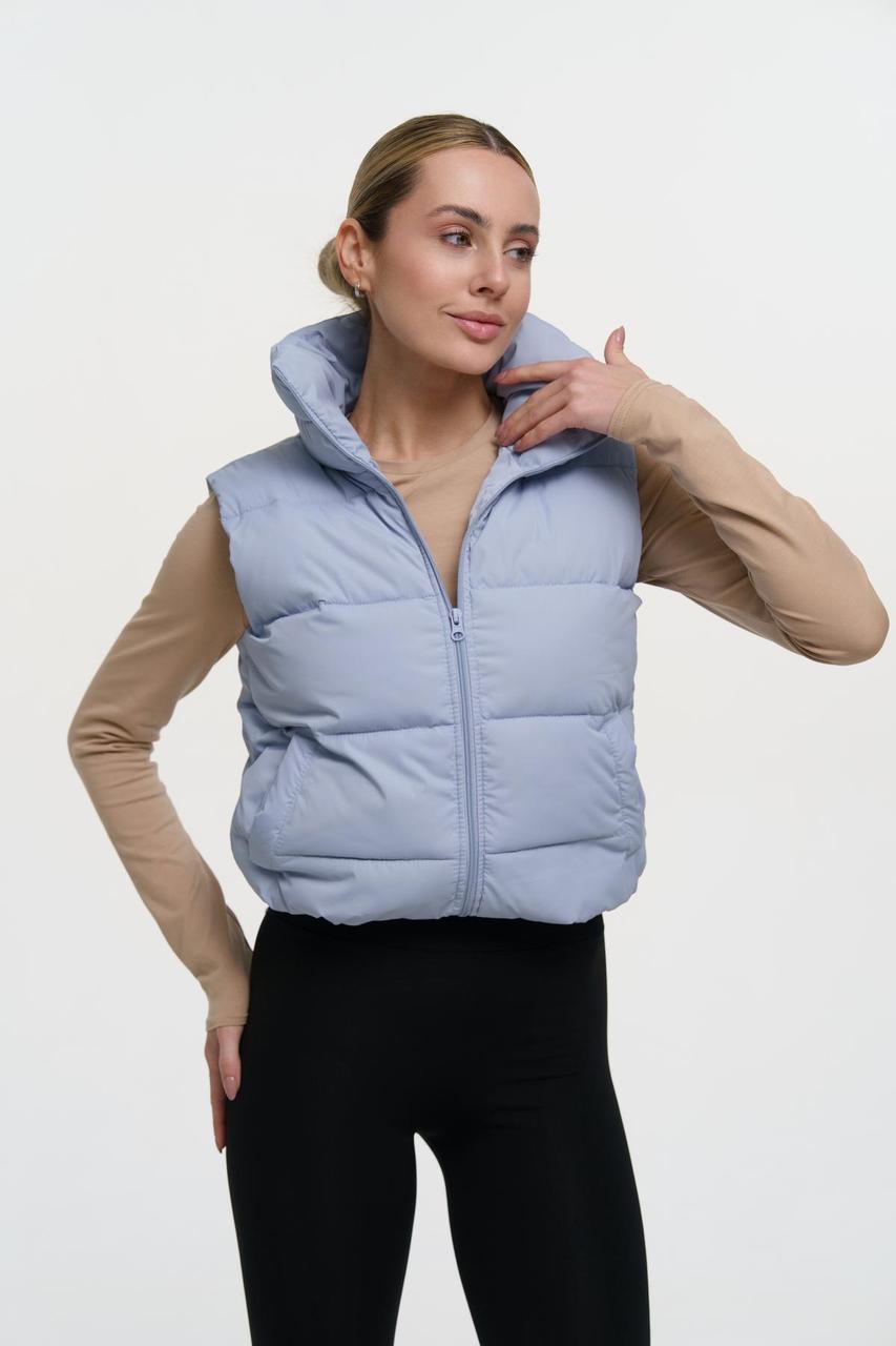 Жіноча жилетка блакитна коротка весняна осіння Безрукавка без капюшона демісезонна, фото 1