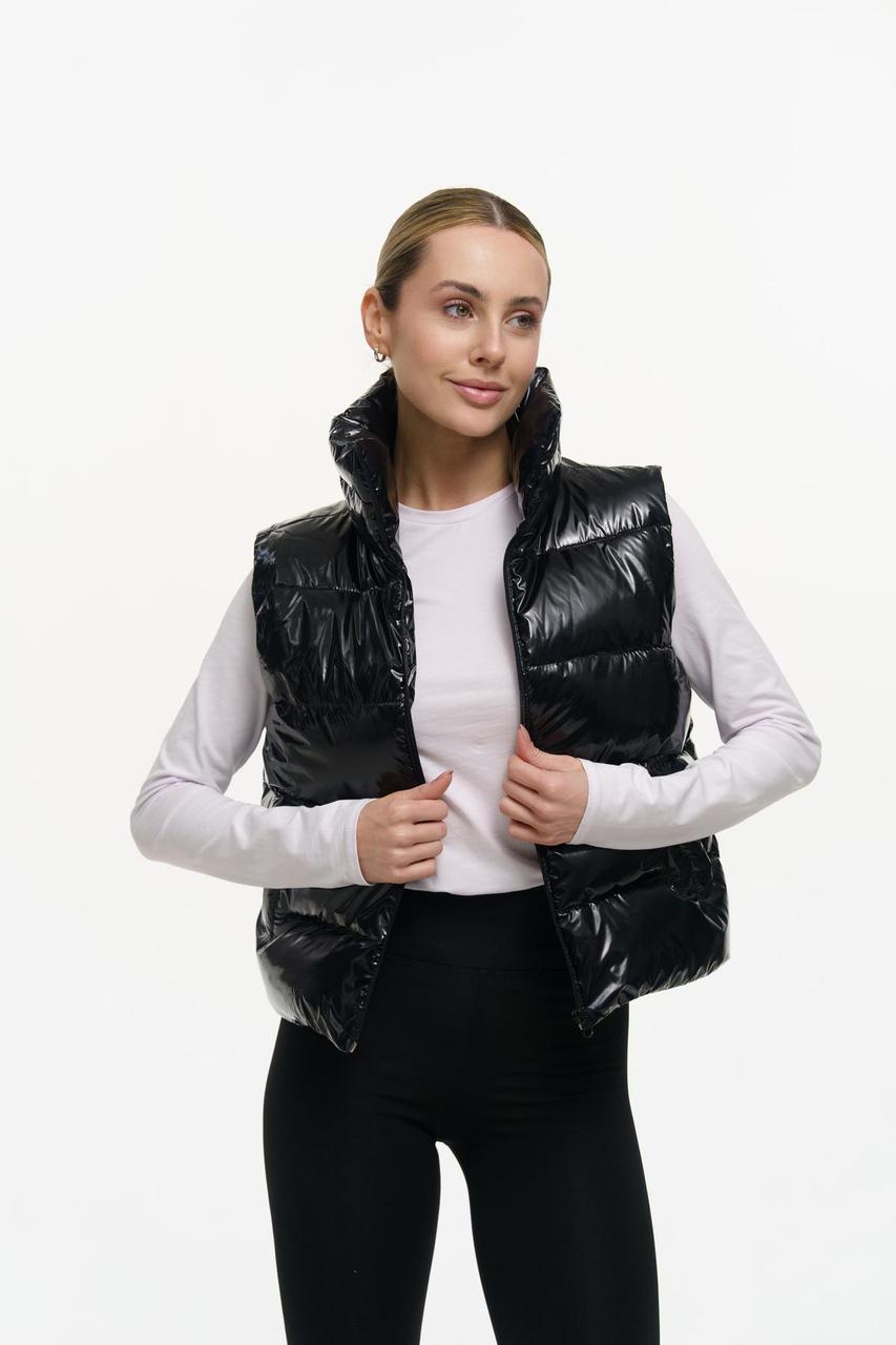 Жіноча жилетка чорна глянець коротка весняна осіння Безрукавка без капюшона демісезонна, фото 1