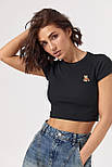 Коротка жіноча футболка в рубчик із ведмедиком — чорний колір, S (є розміри), фото 5