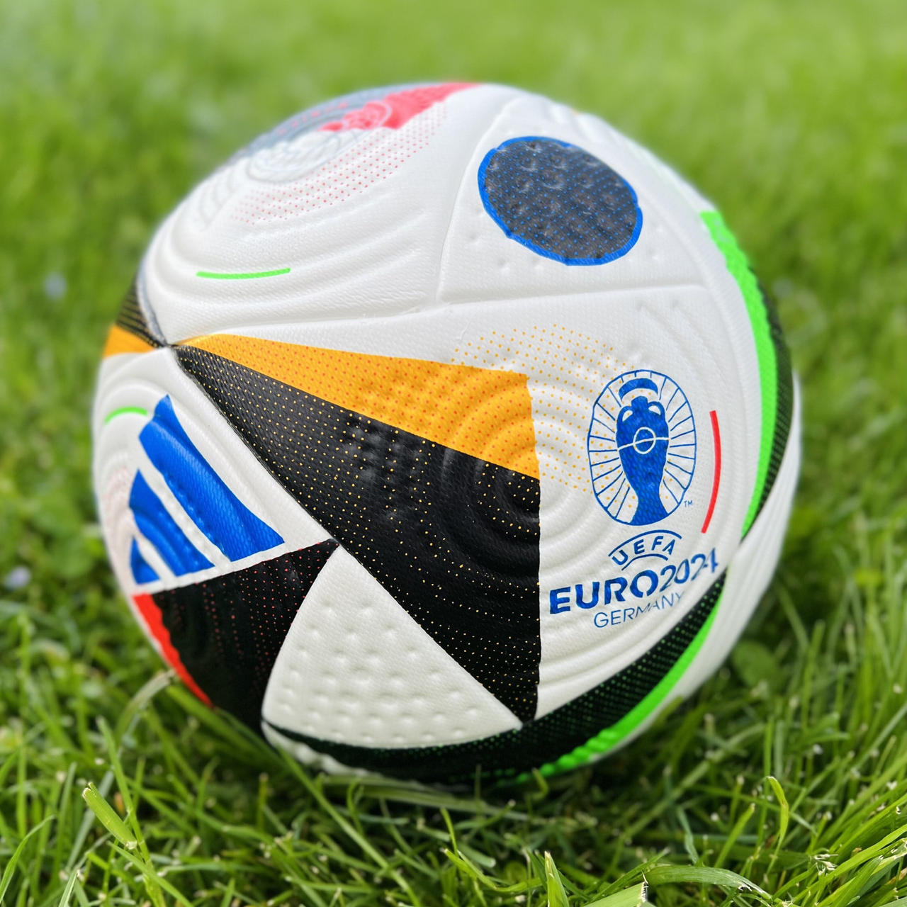 Футбольний мʼяч Adidas EURO 2024