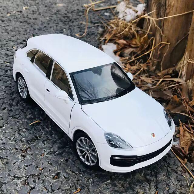 Модель авто 1/24 автомобіль Porsche Cayenne, метал, чорний. У подарунковому боксі з вікном. Якість!