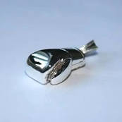 Боксерська рукавичка зі срібла кулон