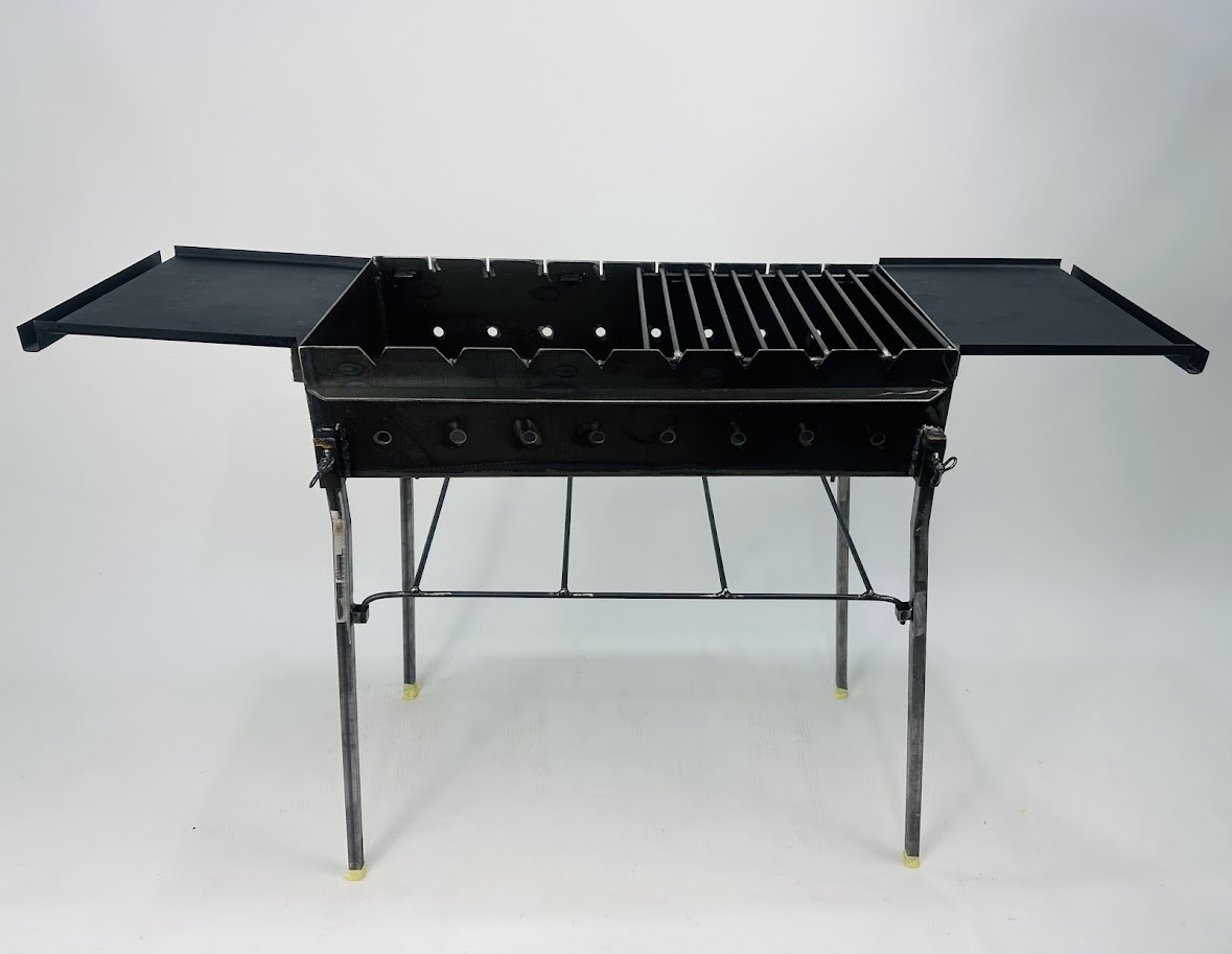 Стаціонарний мангал 3 мм "BBQ Station" з розбірними ніжками та двома бічними столиками.