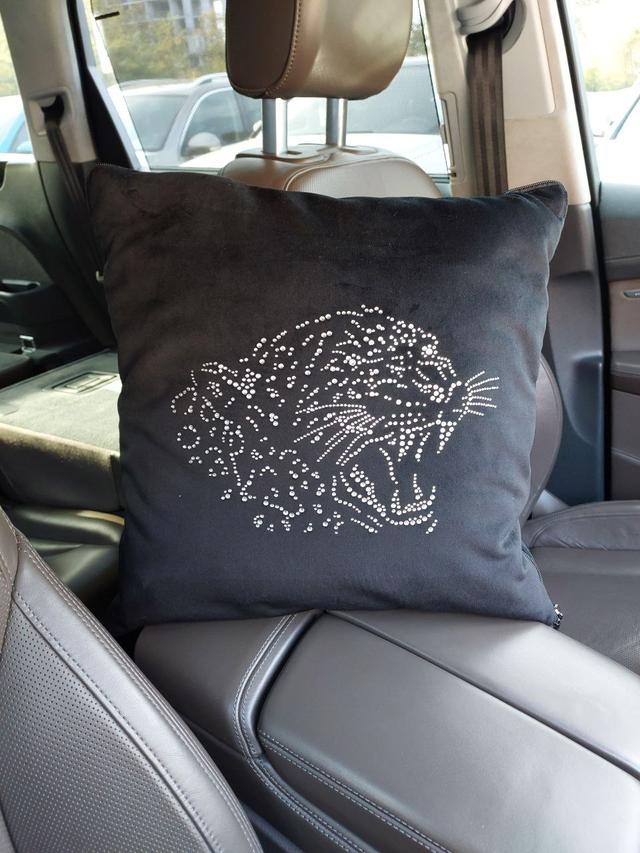 Декоративна подушка-плед для автомобіля з оксамиту