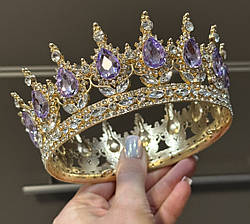 Корона металева для декору ЗОЛОТА з камінцями НІЖНО БУЗКОВОГО кольору