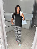 Жіночий комбінований прогулянковий костюм з абстрактним принтом із софту батал чорно-білий, фото 3