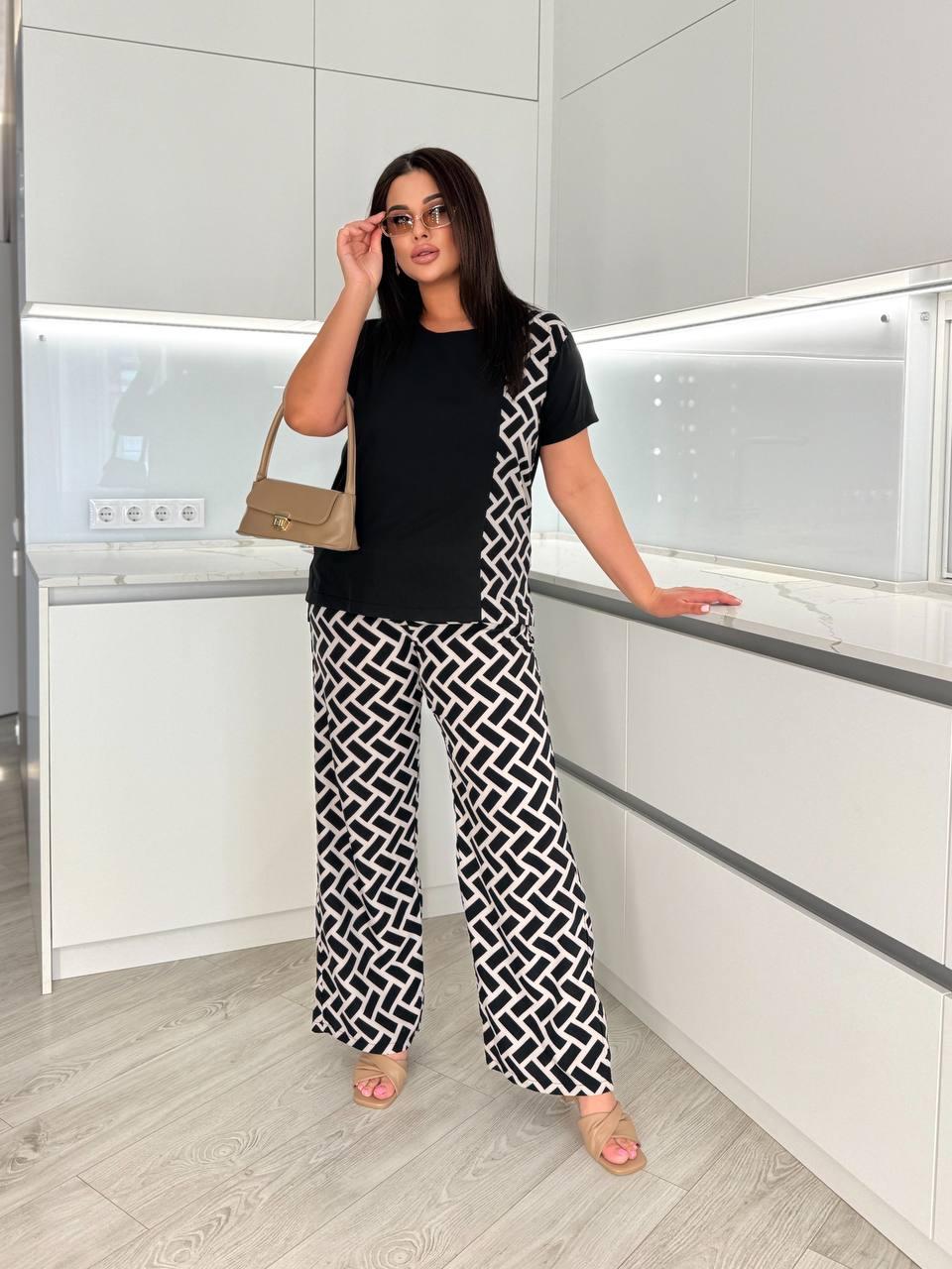 Жіночий комбінований прогулянковий костюм з абстрактним принтом із софту батал чорно-бежевий, фото 1