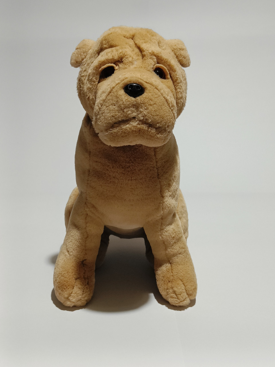 Бежевий плюшевий собака Шарпей, висота в сидячому положенні 31 см