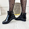Жіночі черевики з лакової шкіри, декоровані ремінцем, фото 2