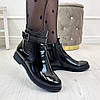 Жіночі черевики з лакової шкіри, декоровані ремінцем, фото 3