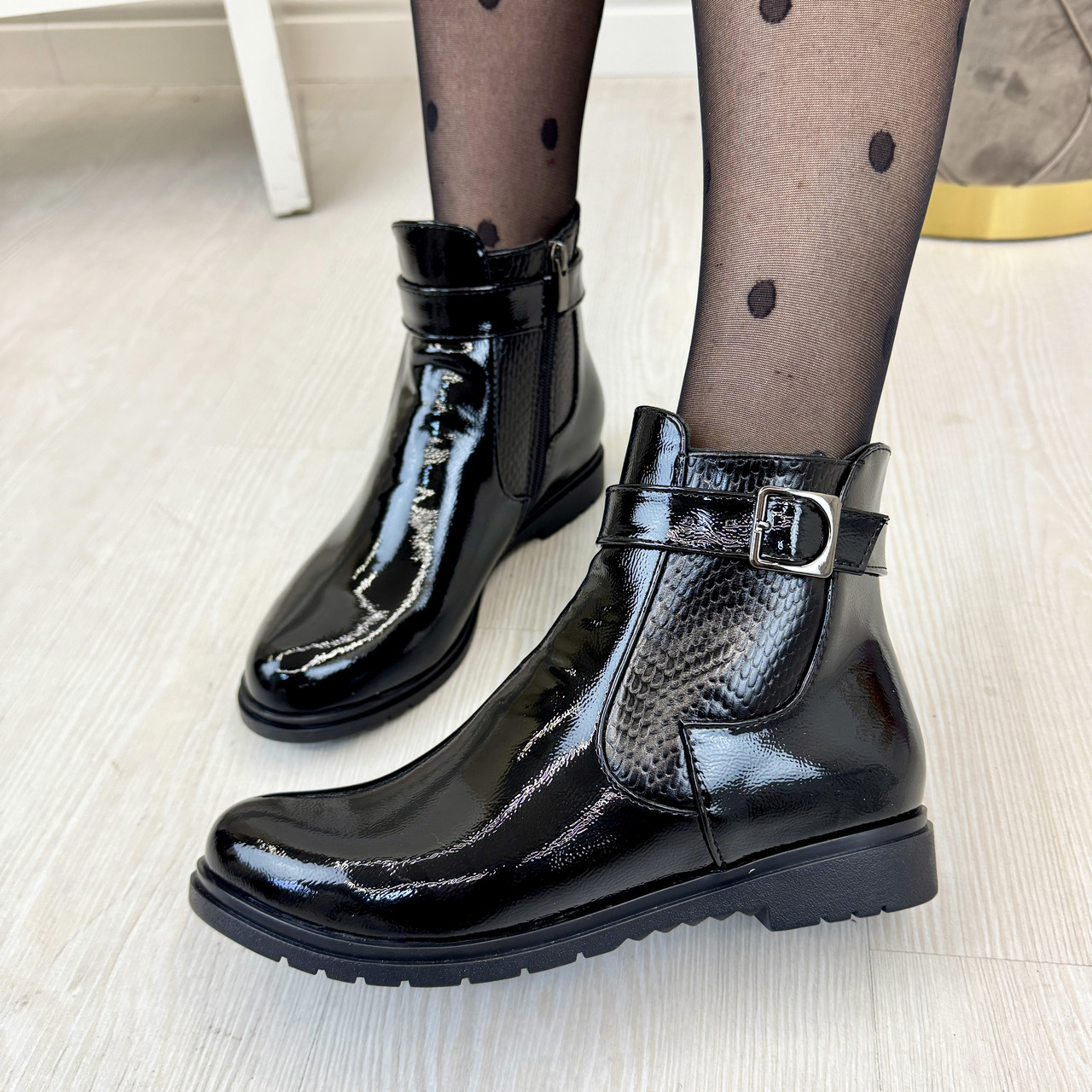 Жіночі черевики з лакової шкіри, декоровані ремінцем, фото 1