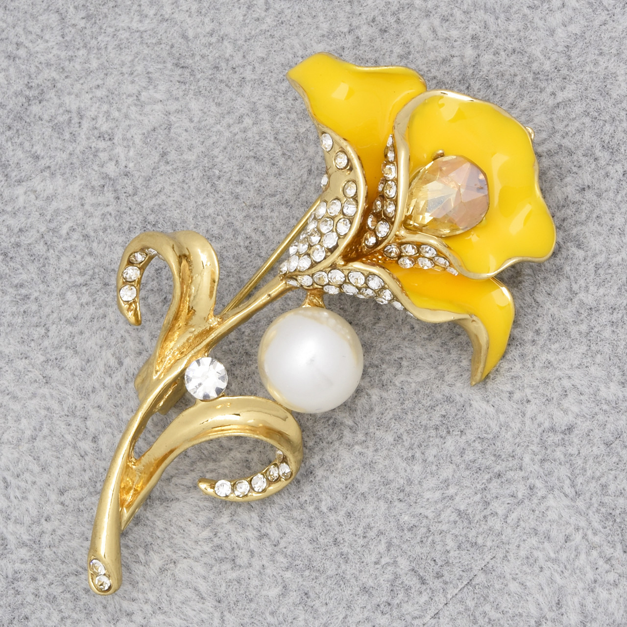 Брошка на золотистій основі квіточок із білими стразами та намистиною покрита кольоровою емаллю розмір виробу 55х40 мм