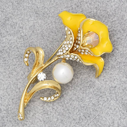 Брошка на золотистій основі квіточок із білими стразами та намистиною покрита кольоровою емаллю розмір виробу 55х40 мм, фото 1
