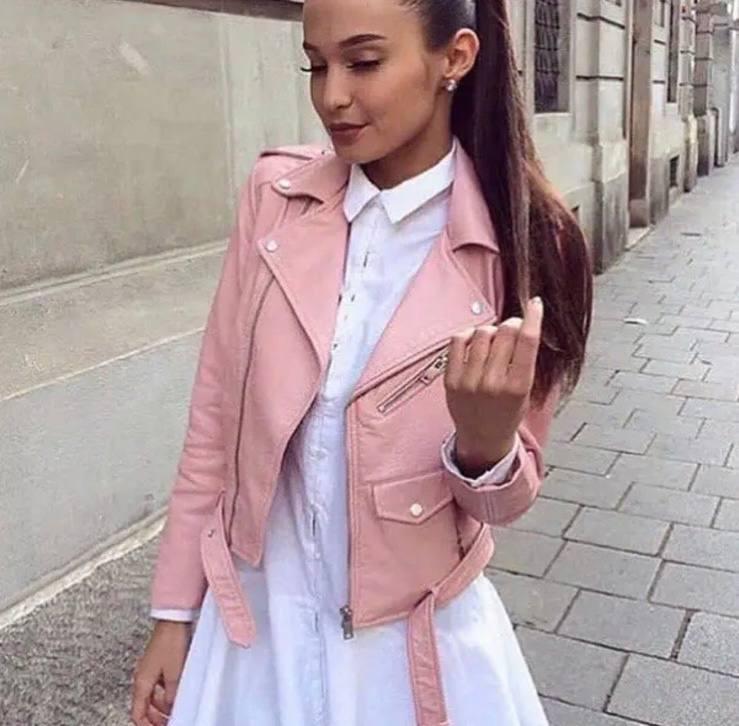 Стильна коротка куртка-косуха в рожевому кольорі