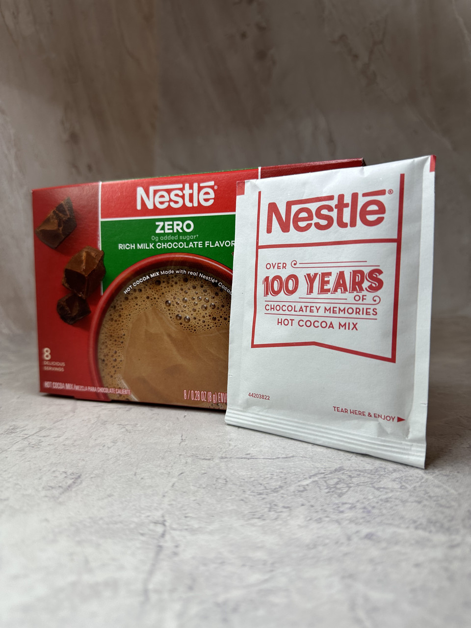 Какао зі смаком молочного шоколаду без цукру Nestle Hot Cocoa Mix, 8г (1 пакетик)