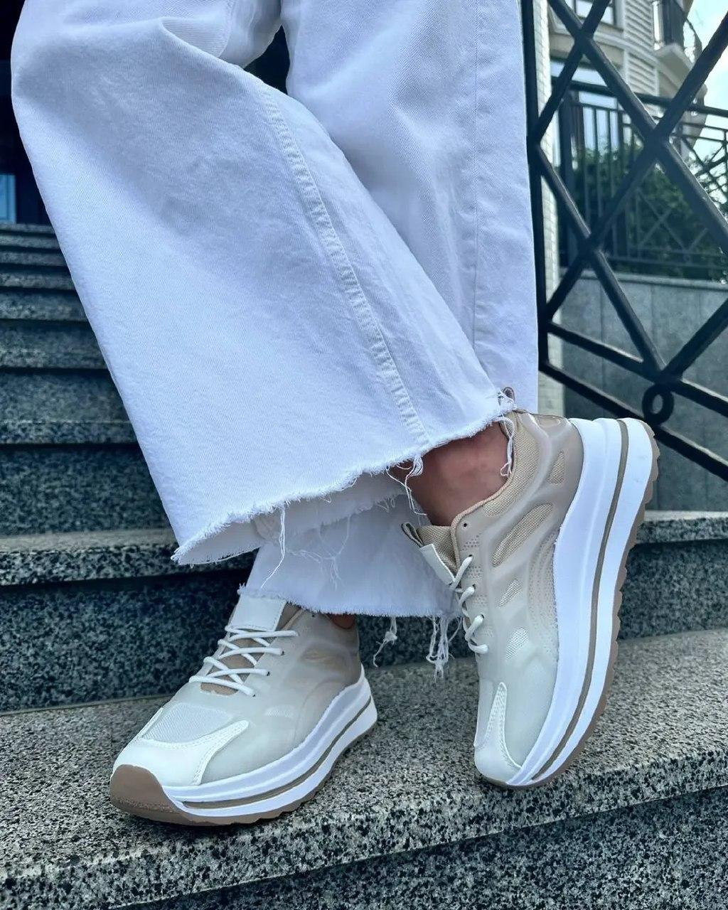 Жіночі стильові кросівки beige