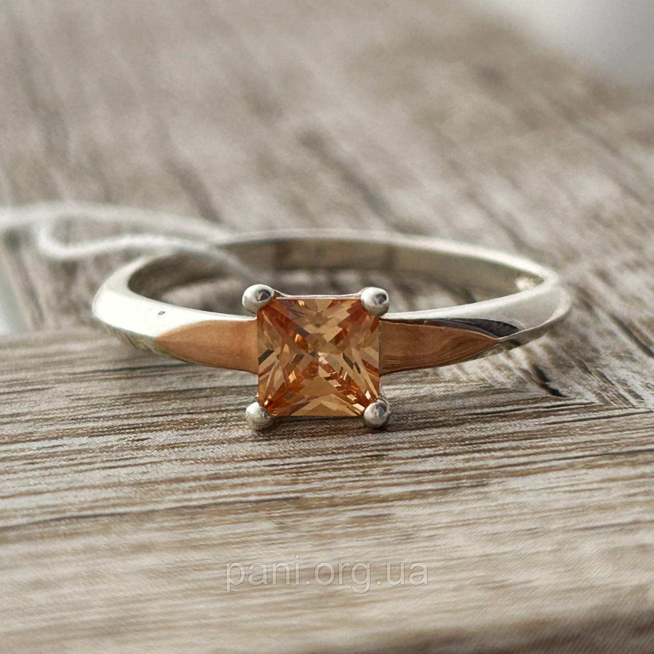 Каблучка срібна з золотою вставкою й одним квадратним фіанітом, фото 1