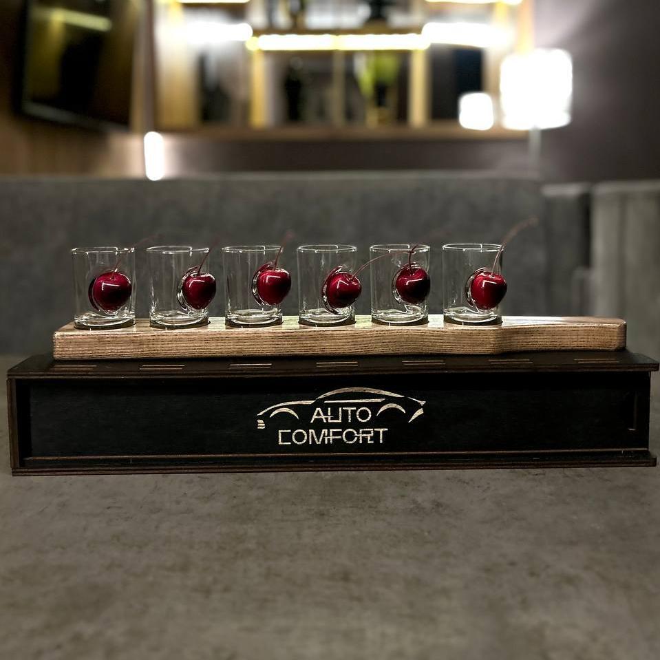 Набір чарок з вишнею 6 шт на темній підставці в подарунковій упаковці, фото 1