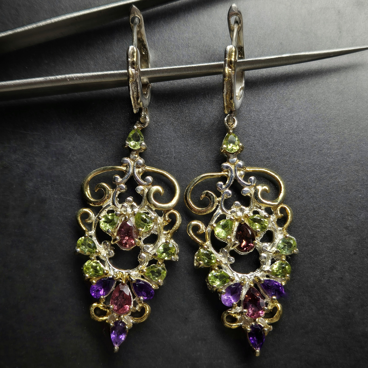 Срібні сережки з натуральними хризолітами, фіолетовими аметистами та турмалінами жіночі, вензеля, фото 1