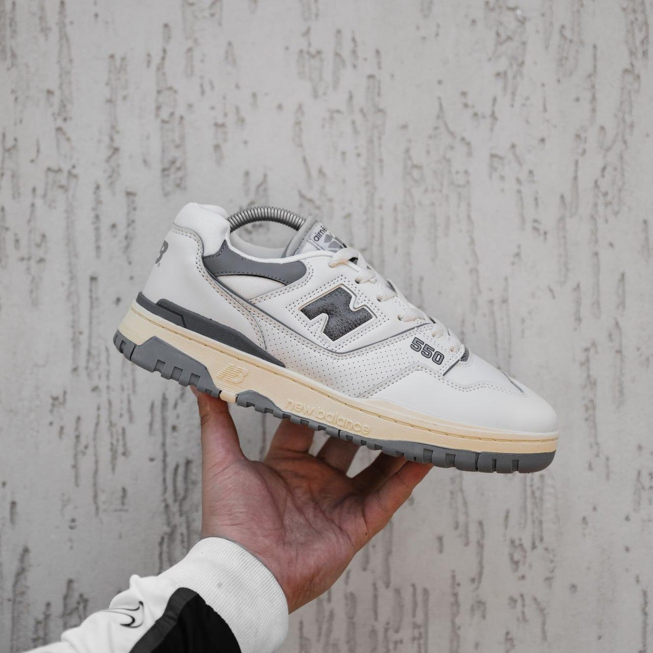 Чоловічі демісезонні кросівки New Balance 550 (біло-сірі) стильні спортивні кроси 2427 Нью Беленс vkross, фото 1