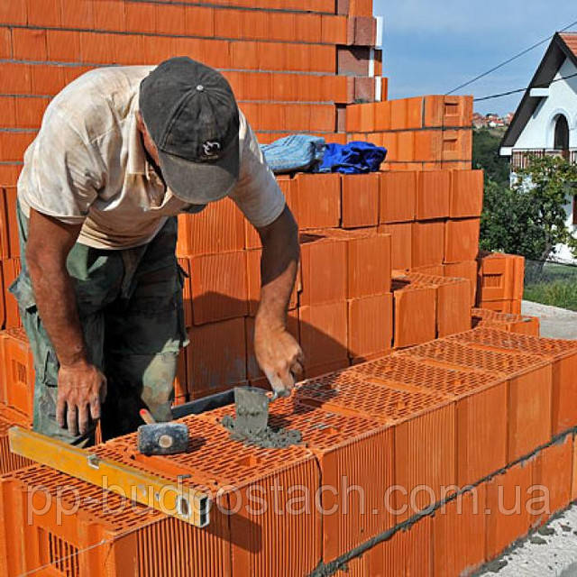 Подготовка к укладке первого ряда кирпича Подготовка к укладке первого ряда кирпича