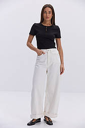 Жіноча приталена футболка з розрізами біля горловини