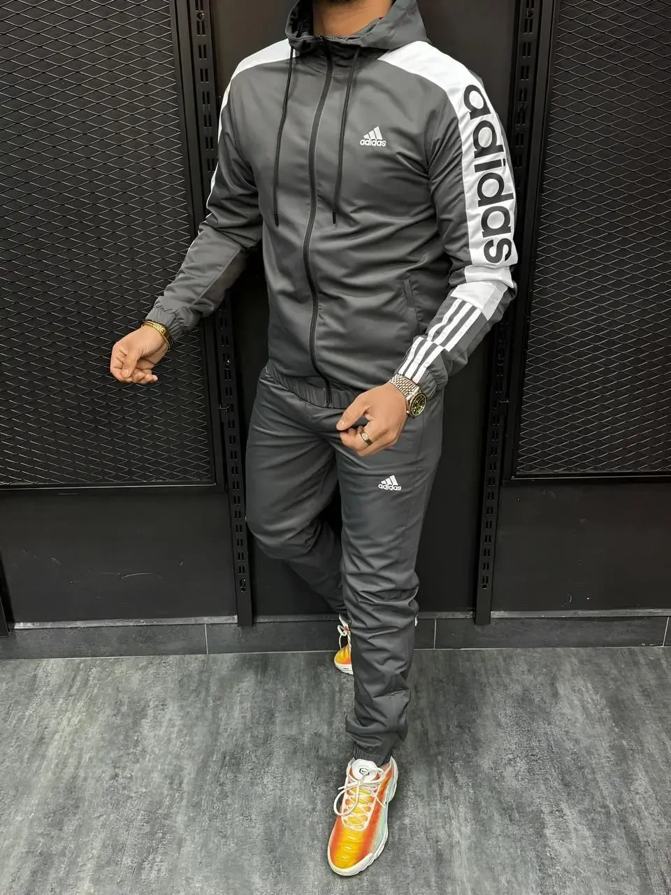 Чоловічий спортивний костюм Adidas Вітровка + Штани з плащівки сірий Адідас з капюшоном весняний осінній