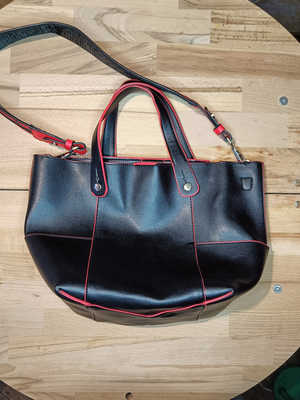 Сумка-хобо з екошкіри Zara через плече, чорна з червоним 20х20х9 см