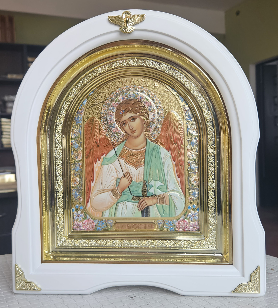 Ікона Святий Ангел Хранитель сюжет із квітами, у білому арковому кіоті під склом, розмір кіота 28*25, лік 15*18