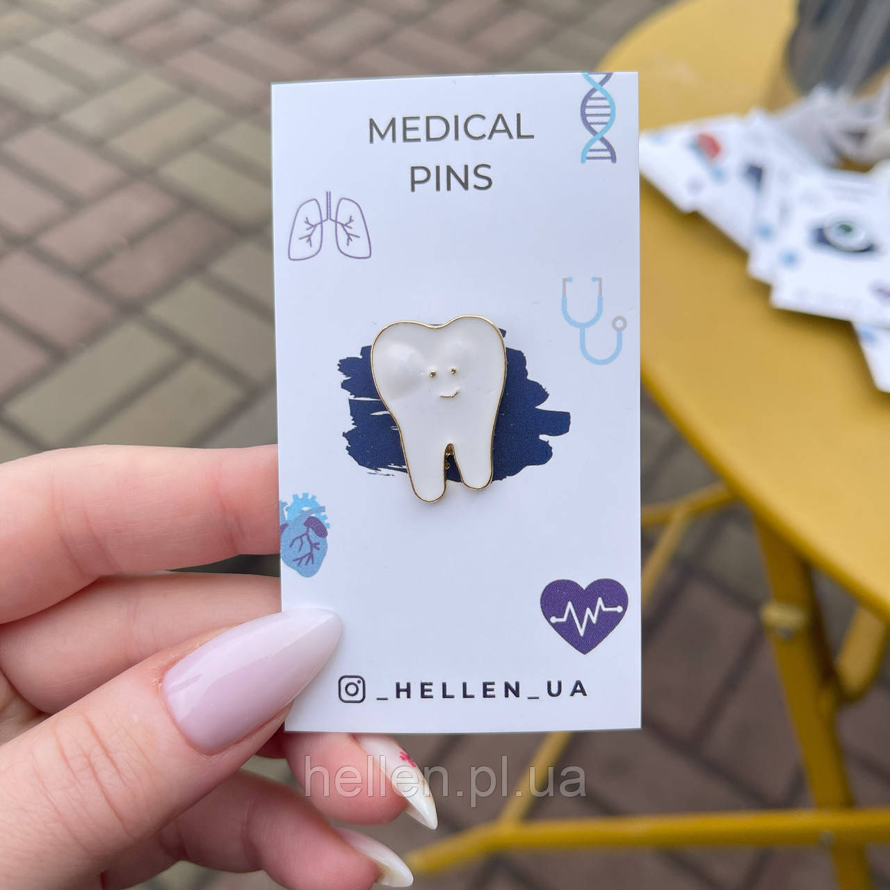 Медична брошка "Зубик"