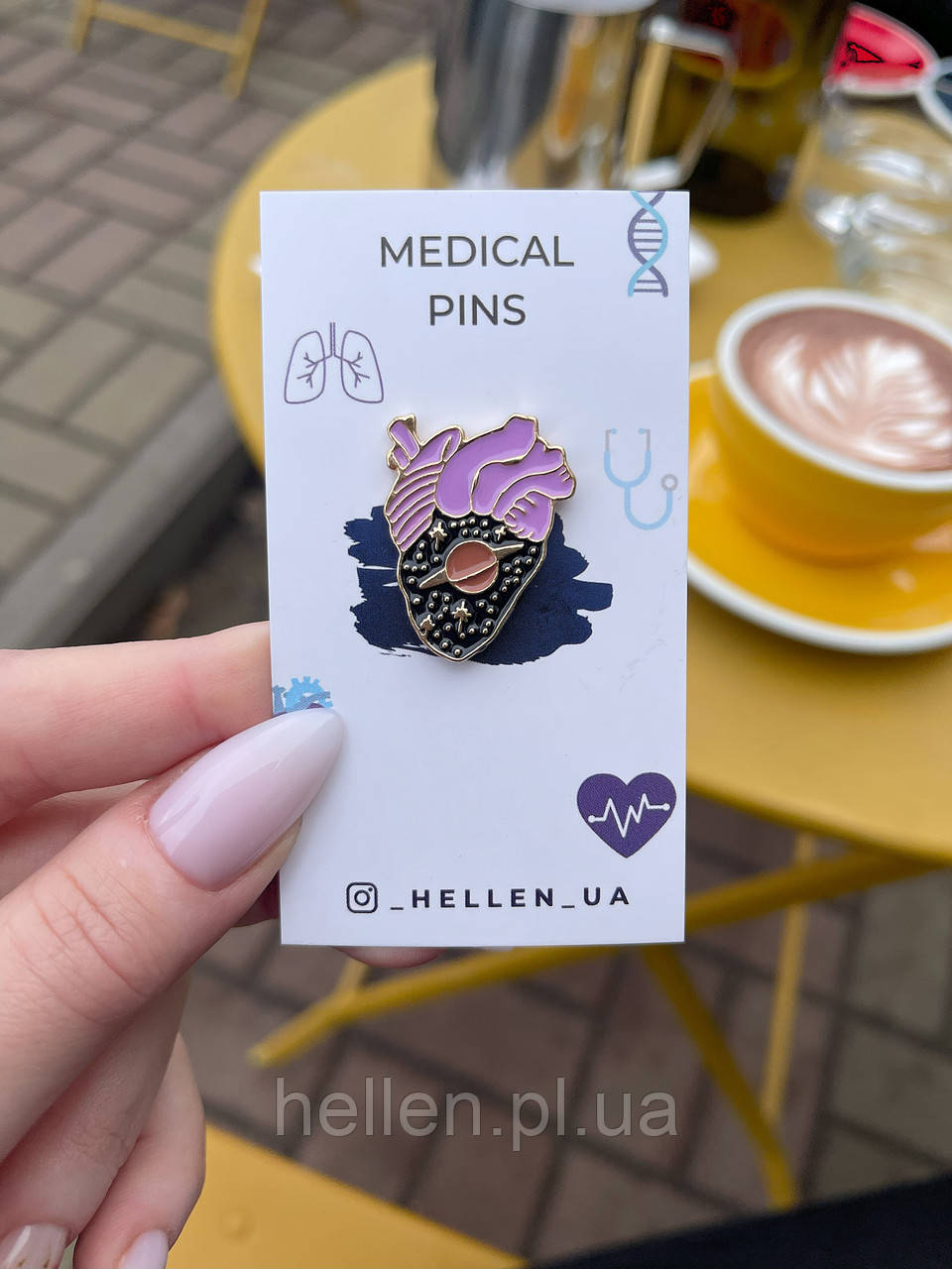 Медична брошка "Серце космосу"