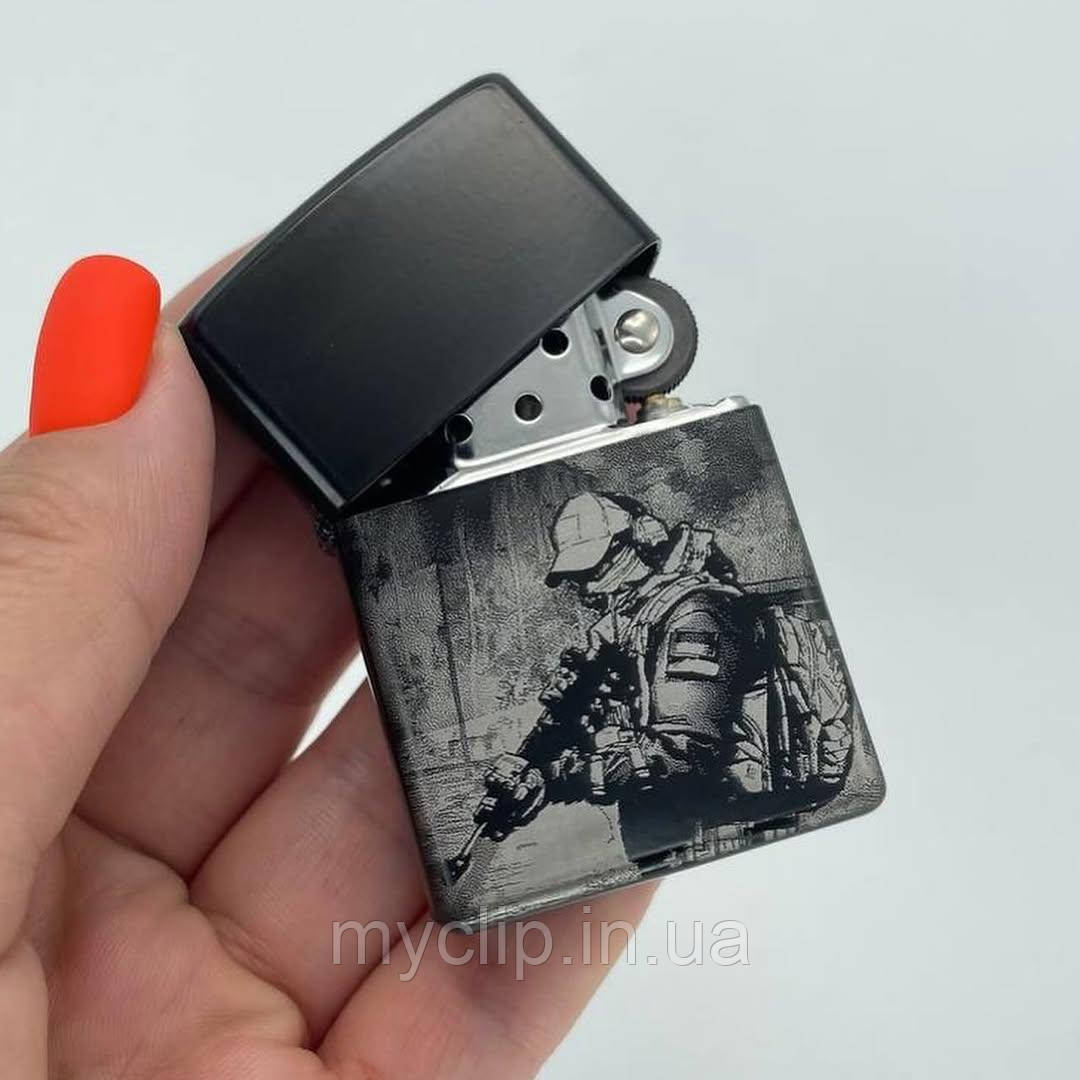 Бензинова запальничка з гравіюванням ZIPPO з позивним і 10-річною гарантією для коханого
