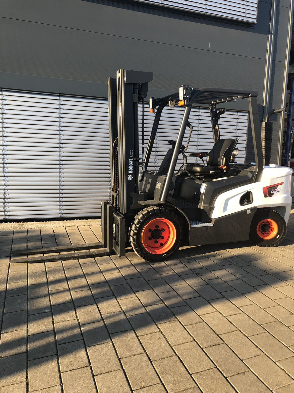 Дизельний вилковий навантажувач Bobcat D25NXS