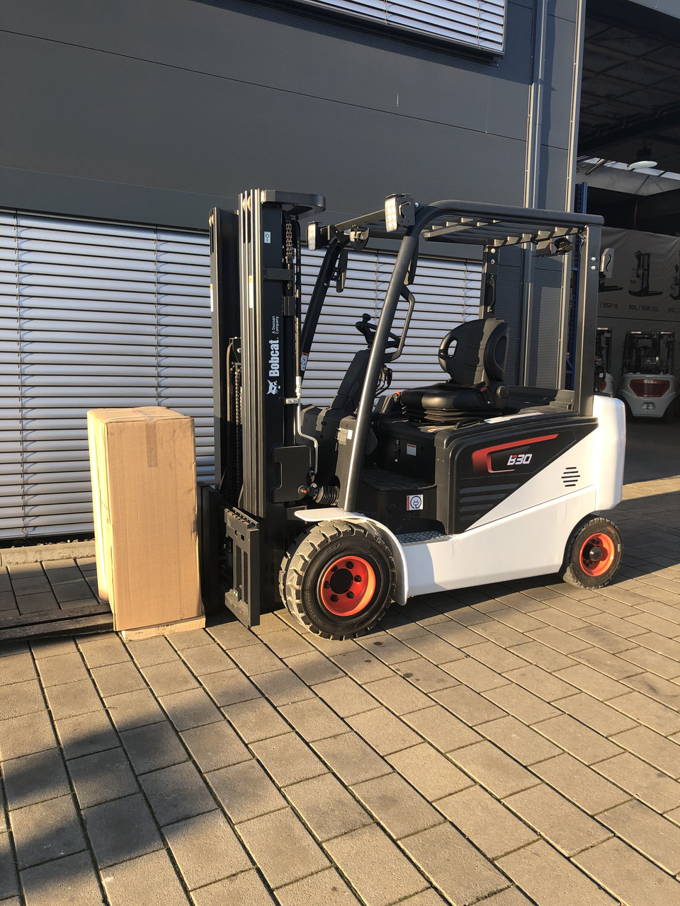 Електричний вилковий навантажувач Bobcat B30NS