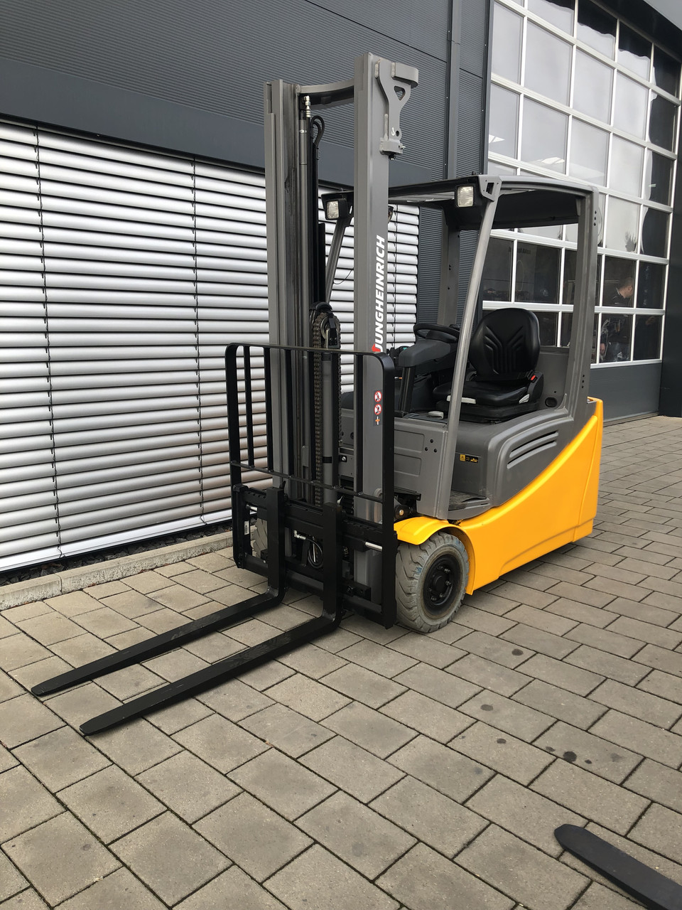 Електричний вилковий навантажувачJungheinrich EFG 216k -370 ZZ