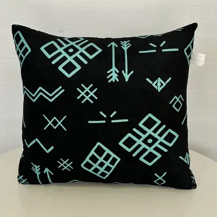 Подушка декоративна Руки 1