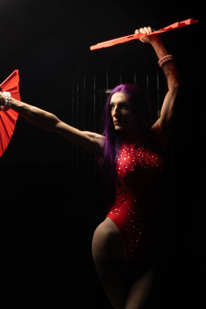 Віяло для танцю та кунг-фу 33х63 см червоне (4952-б) - фото покупців 1