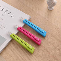 Ніж канцелярський Deli 2038 мікс 9-мм пластик корпус, захисний ковпачок, фото 3